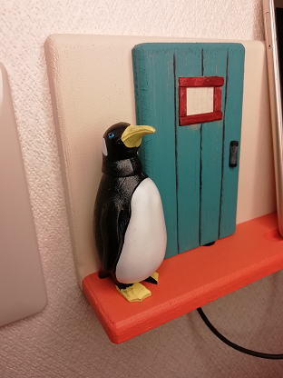 ペンギンの門番と隠しコンセント扉